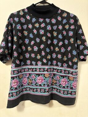 Vintage 90s women’s basic essentials floral tshirt black size large